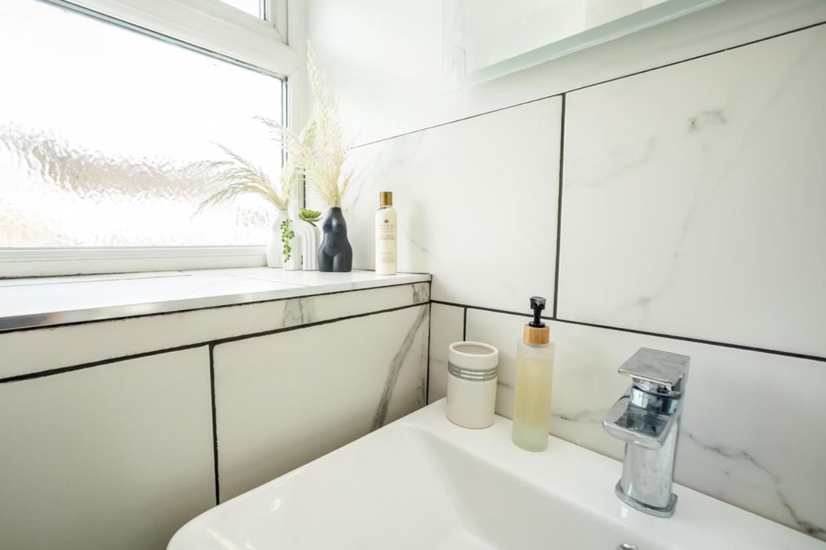 The Cosey Tucked-Away Cottage 2 Or 3 Bedroom Options 哈德斯菲尔德 客房 照片